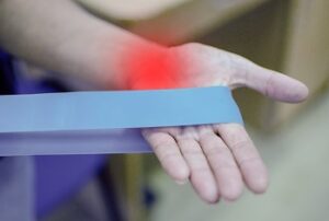 trening z taśmami Thera Band w gabinecie fizjoterapii PANACEUM